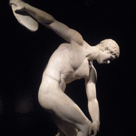 Scultura di marmo raffigurante l'atleta venne raffigurato nel momento in cui il suo corpo, dopo essersi rannicchiato per prendere slancio e radunare le forze, sta per aprirsi e liberare la tensione imprimendo al lancio maggiore energia. Subito dopo girerà su sé stesso e scaglierà il disco, accompagnando il gesto con tutto il corpo.