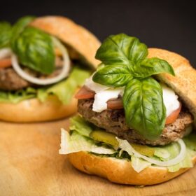 Panino vegetariano con foglia di basilico